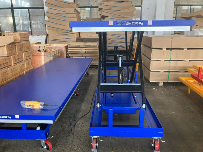 Mobile DC Battery Powered Tandem Scissor Lift Table Transferring Bulky Heavy Item 2