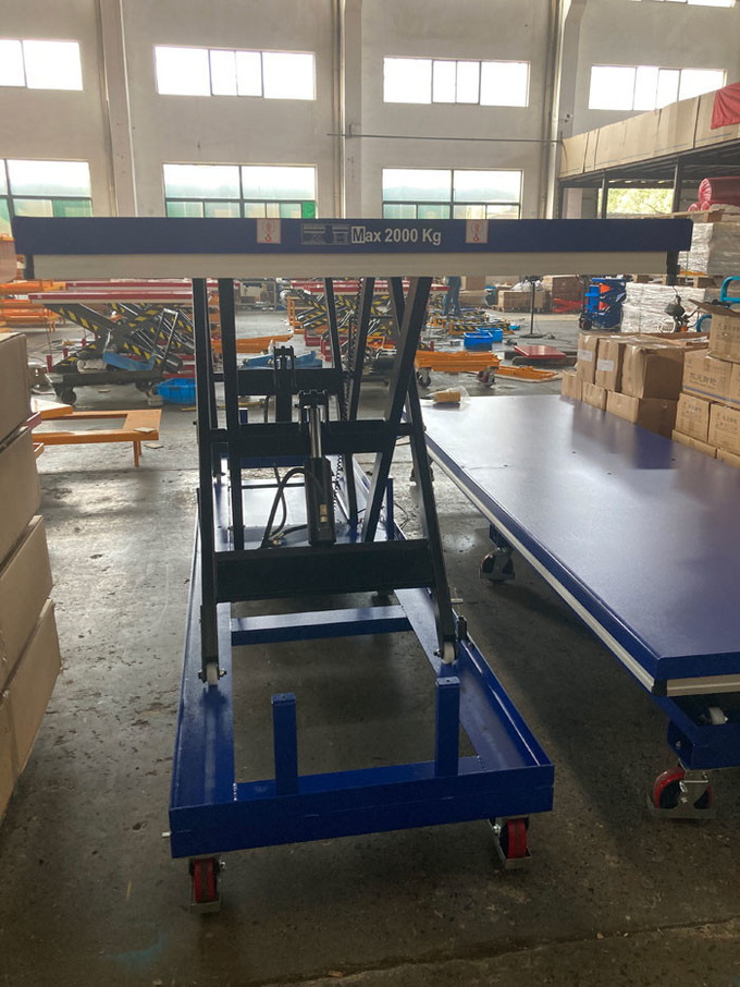 Mobile DC Battery Powered Tandem Scissor Lift Table Transferring Bulky Heavy Item 1